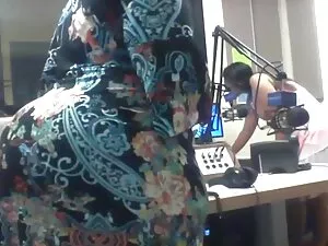 pareja de ver videos ...