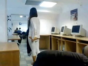 Hombre con pene pequ ...